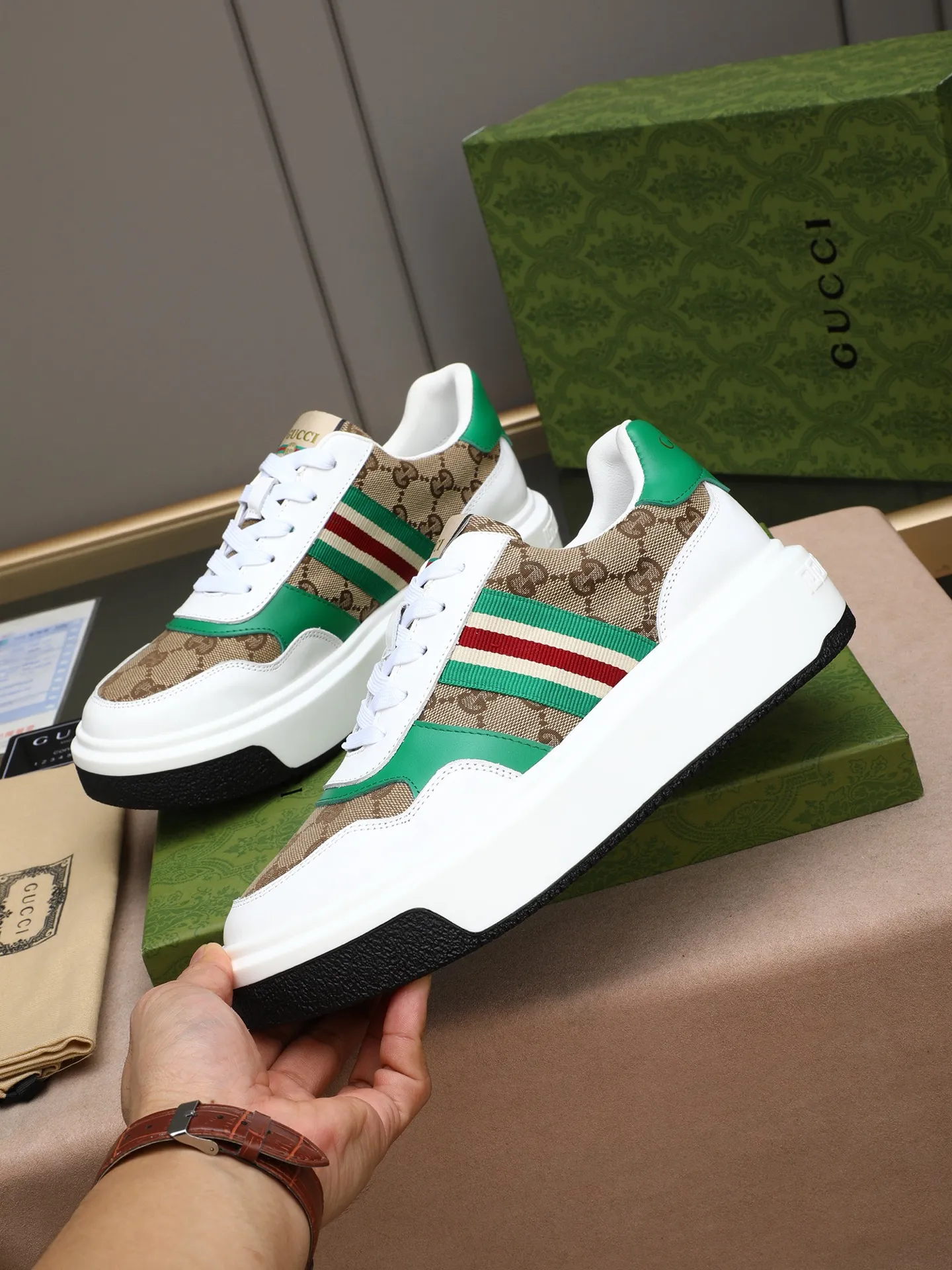 Men's shoes 💰480 New men's shoes GUCCI Fashion trend Made of first-layer calfskin ➕ washed sheep lining! The foot feels super comfortable and the workmanship is impeccable. Foam ultra-light outsole, size: 38-44 (45 customized) 3 colors to choose from!